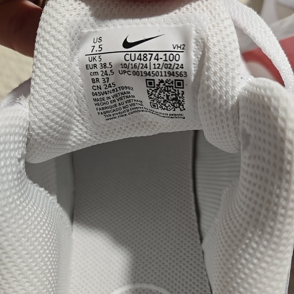 Nike Ladies Size 7.5 RYZ 365 II Sneaker In White - Picture 8 of 9